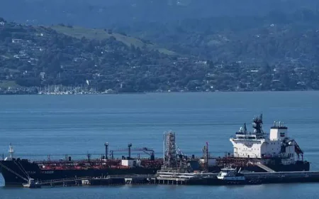 إيران تتوعد أمريكا بالرد بعد استهداف سفينة تجارية إيرانية