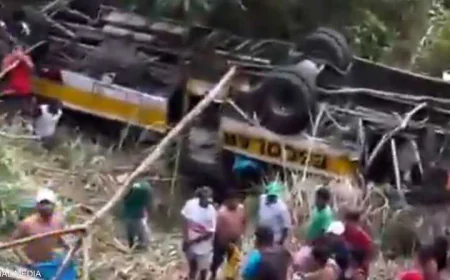 مقتل 21 شخصاً على الأقل في حادث سقوط حافلة في منحدر جبلي بكشمير