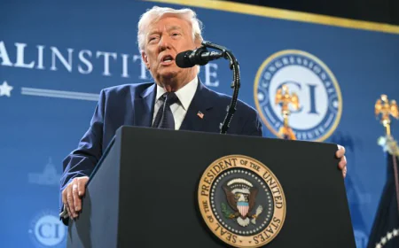 ترامب يوجه رسائل متباينة بشأن المسار المستقبلي للحرب الأمريكية مع إيران