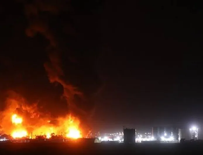 عاجل الكويت استهداف مصفاة ميناء الأحمدي بطائرات مسيرة وحرائق بالموقع