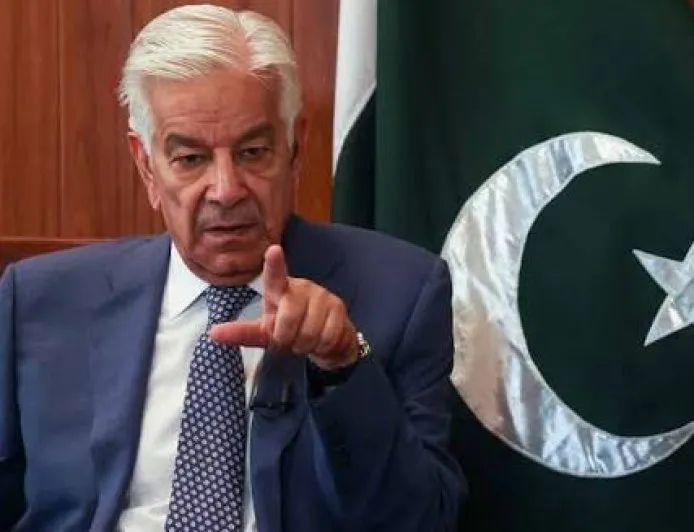 وزير الدفاع الباكستاني مهاجما إسرائيل: شر ولعنة على البشرية