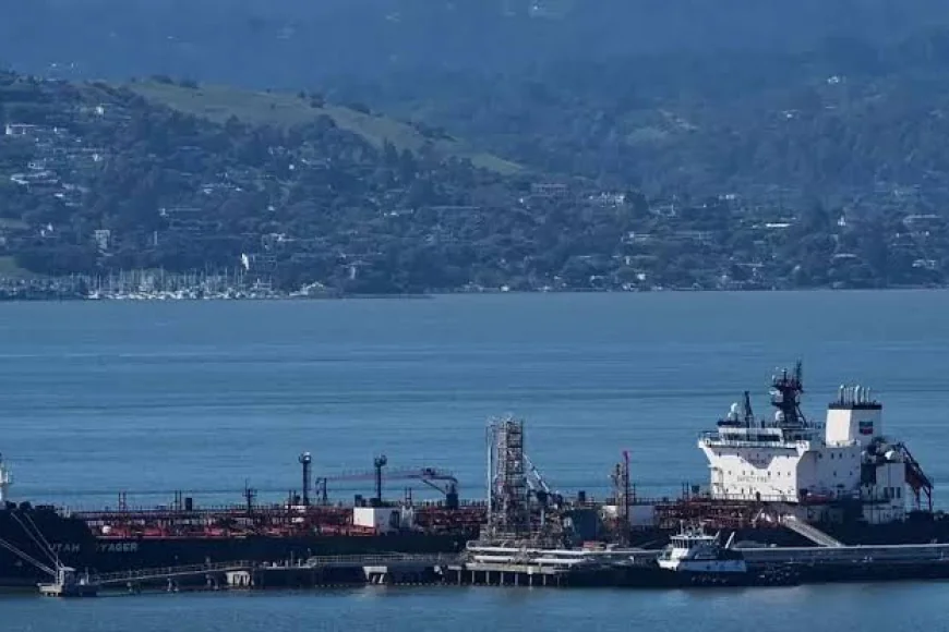 إيران تتوعد أمريكا بالرد بعد استهداف سفينة تجارية إيرانية