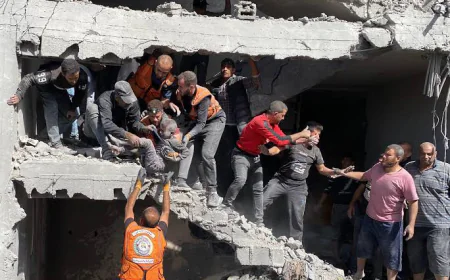 طيران الاحتلال يستهدف مواطنين في منطقة الشاليهات وسط غزة وسقوط شهداء