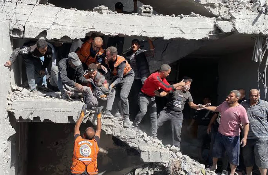 طيران الاحتلال يستهدف مواطنين في منطقة الشاليهات وسط غزة وسقوط شهداء