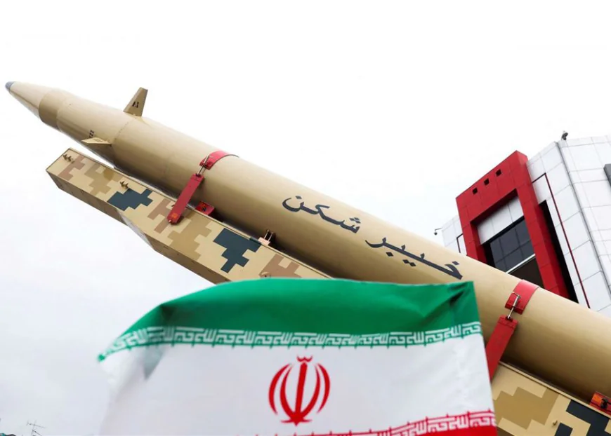 إيران تكشف عن مسيرات نفاثة وصواريخ خيبر شكن في هجومها الأخير