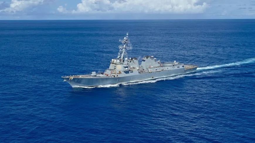 تصعيد خطير في الخليج: أنباء عن استهداف فرقاطة أمريكية واشتباكات بحرية