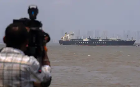 مضيق هرمز مغلق بوجه الملاحة طهران تحسم الجدل