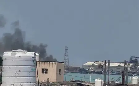 هجوم واسع بالصواريخ والمسيرات يستهدف ميناء ومواقع في المخا