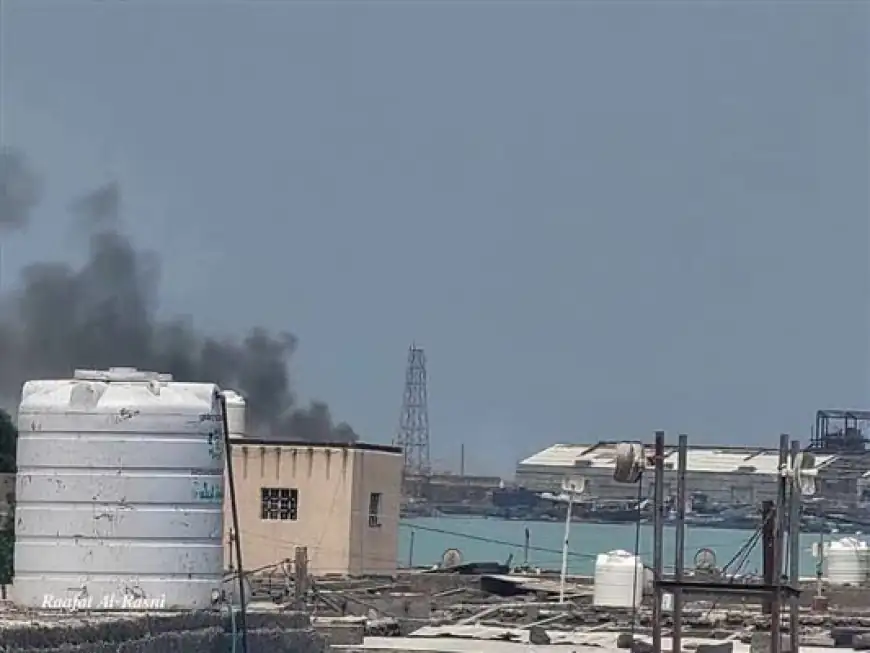 هجوم واسع بالصواريخ والمسيرات يستهدف ميناء ومواقع في المخا