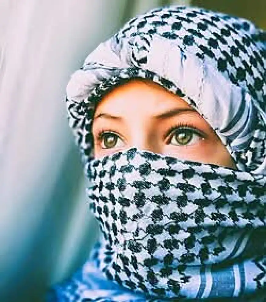 خيوط من تراب كنعان: كيف حوّل الفلاح الفلسطيني جغرافية بلاده إلى غطاء رأس؟