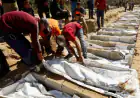 انتشال جثامين 100 شهيد في غزة.. مشهد مهيب يروي معاناة حي الزيتون
