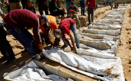 انتشال جثامين 100 شهيد في غزة.. مشهد مهيب يروي معاناة حي الزيتون