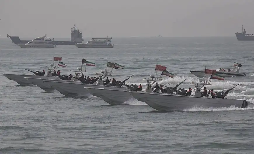 الحرس الثوري الإيراني يستهدف 3 ناقلات نفط و3 سفن أمريكية في مضيق هرمز