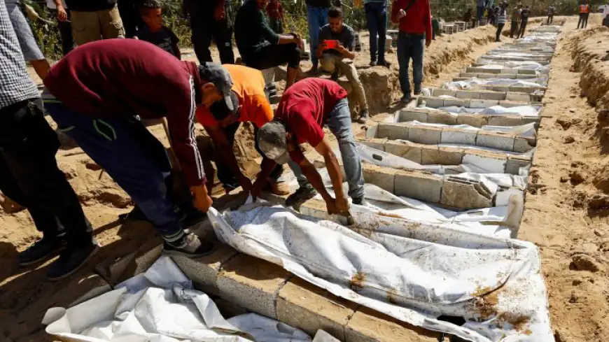 انتشال جثامين 100 شهيد في غزة.. مشهد مهيب يروي معاناة حي الزيتون